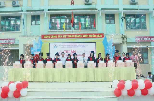 Câu chuyện cảm động của nam sinh lớp 12 Trường THPT Đa Phước tại lễ tri ân và trưởng thành- Ảnh 8.