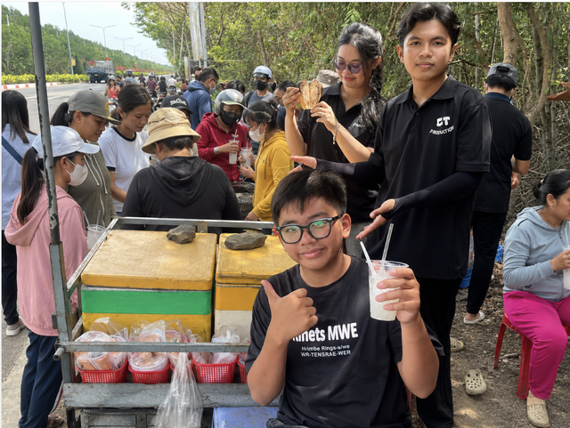 Teen Trường THPT Cần Thạnh trải nghiệm bán dừa nước gây quỹ hoạt động hè - Ảnh 1.