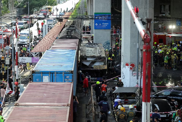 At least eight dead, 32 injured in Thailand after freight train hits bus- Ảnh 1.