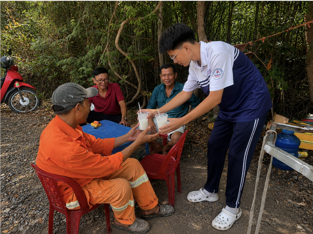 Teen Trường THPT Cần Thạnh trải nghiệm bán dừa nước gây quỹ hoạt động hè - Ảnh 3.