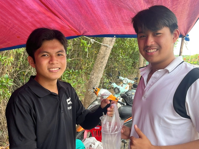 Teen Trường THPT Cần Thạnh trải nghiệm bán dừa nước gây quỹ hoạt động hè - Ảnh 2.