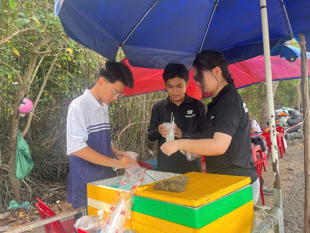 Teen Trường THPT Cần Thạnh trải nghiệm bán dừa nước gây quỹ hoạt động hè - Ảnh 4.