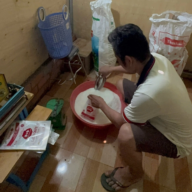 Ho Chi Minh City police bust fake Ajinomoto seasoning ring, arrest 3- Ảnh 1.