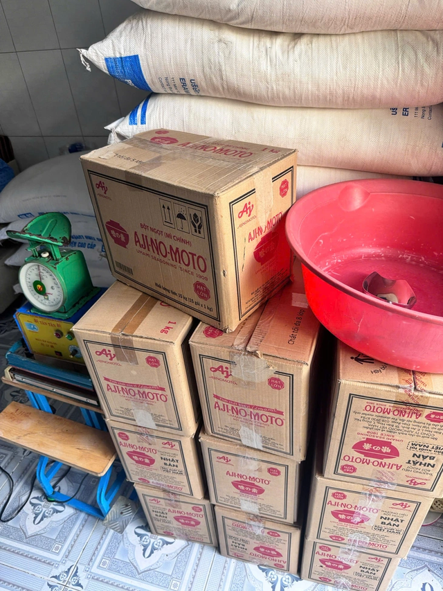 Ho Chi Minh City police bust fake Ajinomoto seasoning ring, arrest 3- Ảnh 2.