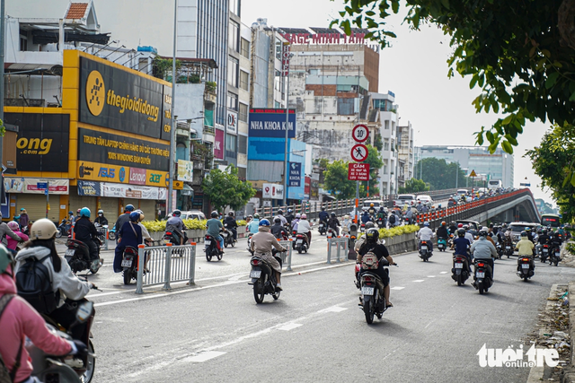 Traffic on Cong Hoa Street in Ho Chi Minh City improves after 3 days of reversible lane operation- Ảnh 2.