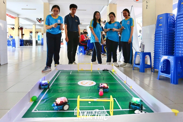 Vượt 8 trạm thử thách, học sinh Trường THPT Lê Trọng Tấn 'unbox' nhiều kiến thức bổ ích- Ảnh 4. Vượt 8 trạm thử thách, học sinh Trường THPT Lê Trọng Tấn 'unbox' nhiều kiến thức bổ ích- Ảnh 4.