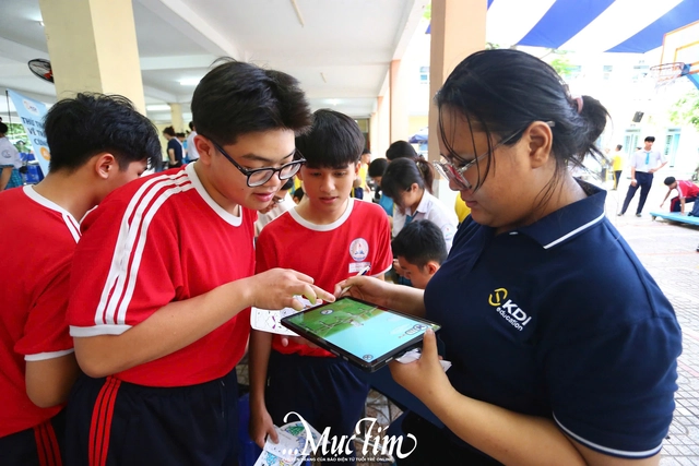Vượt 8 trạm thử thách, học sinh Trường THPT Lê Trọng Tấn 'unbox' nhiều kiến thức bổ ích- Ảnh 6. Vượt 8 trạm thử thách, học sinh Trường THPT Lê Trọng Tấn 'unbox' nhiều kiến thức bổ ích- Ảnh 6.