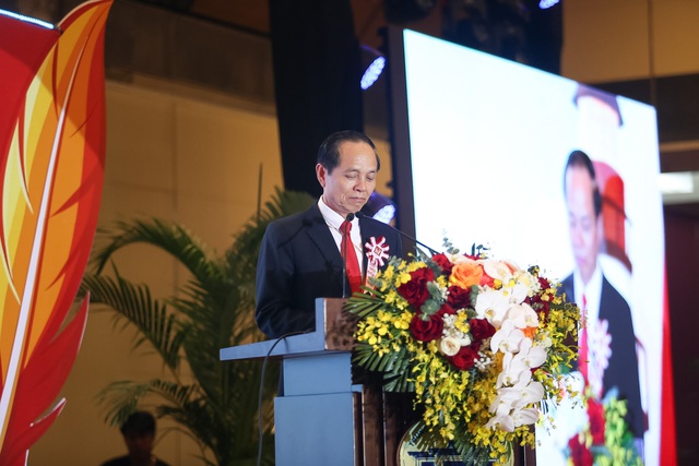 Đêm tri ân đáng nhớ của học trò Trường THPT chuyên Khoa học Xã hội và Nhân văn  - Ảnh 4.