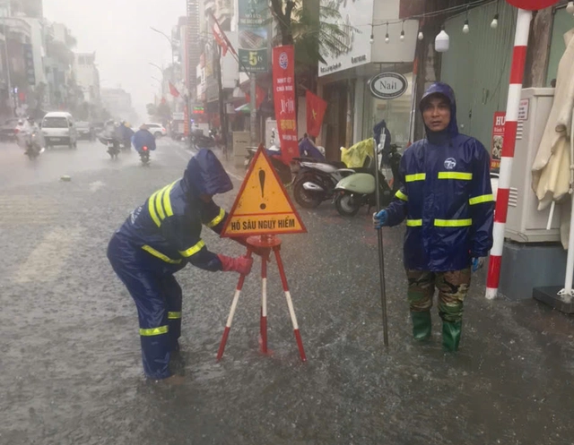 Heavy rain floods streets in northern Vietnam- Ảnh 1. Heavy rain floods streets in northern Vietnam- Ảnh 1.