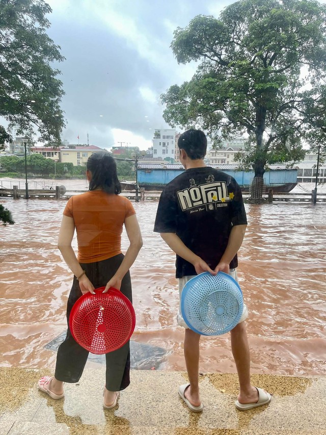 Heavy rain floods streets in northern Vietnam- Ảnh 7. Heavy rain floods streets in northern Vietnam- Ảnh 7.