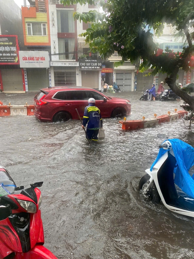 Heavy rain floods streets in northern Vietnam- Ảnh 2. Heavy rain floods streets in northern Vietnam- Ảnh 2.