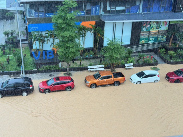 Heavy rain floods streets in northern Vietnam- Ảnh 4. Heavy rain floods streets in northern Vietnam- Ảnh 4.