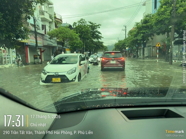 Heavy rain floods streets in northern Vietnam- Ảnh 3. Heavy rain floods streets in northern Vietnam- Ảnh 3.