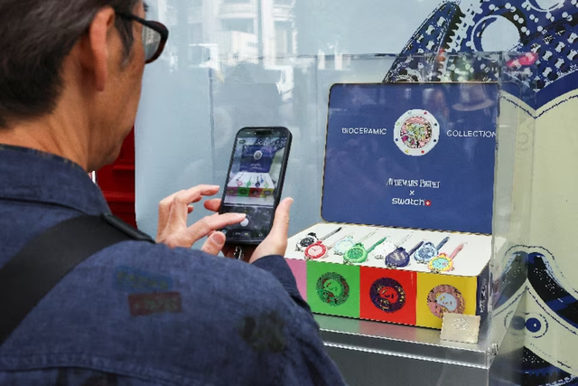 Swatch's 'drop culture' gamble takes leaf from Labubu, Popeyes playbook - Ảnh 2.