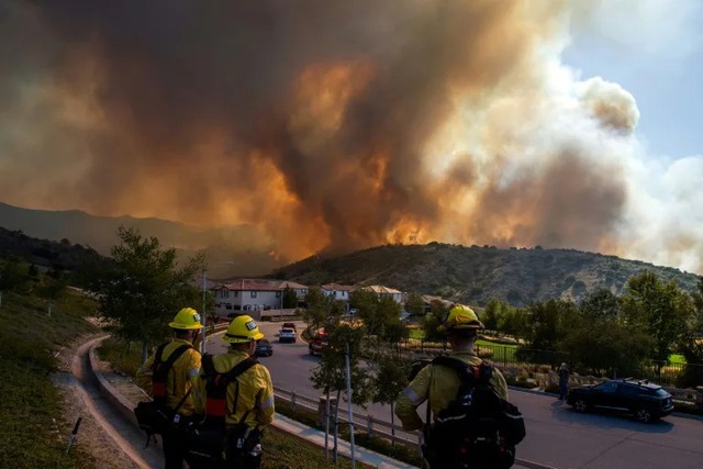 Brush fire near Los Angeles forces thousands to evacuate - Ảnh 1.