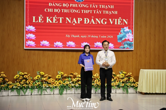 Nữ sinh Tây Thạnh bật khóc cảm ơn ba mẹ tại lễ kết nạp Đảng tuổi 18 - Ảnh 2.