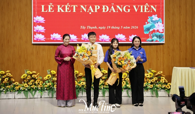 Nữ sinh Tây Thạnh bật khóc cảm ơn ba mẹ tại lễ kết nạp Đảng tuổi 18 - Ảnh 1.