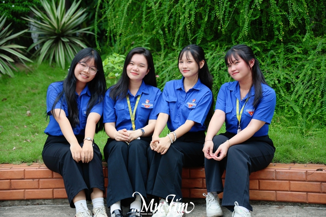 Nữ sinh Tây Thạnh bật khóc cảm ơn ba mẹ tại lễ kết nạp Đảng tuổi 18 - Ảnh 3.