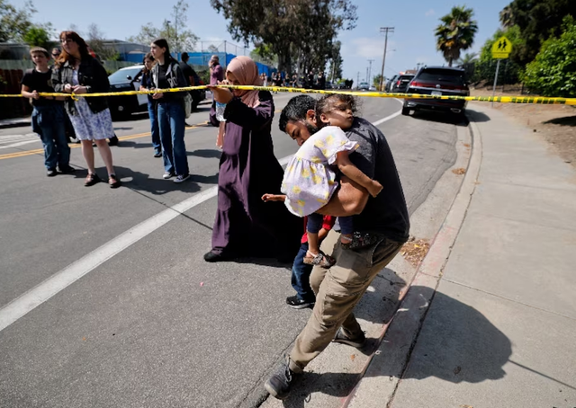 Five dead, including two teen suspects, after shooting at San Diego mosque - Ảnh 1.
