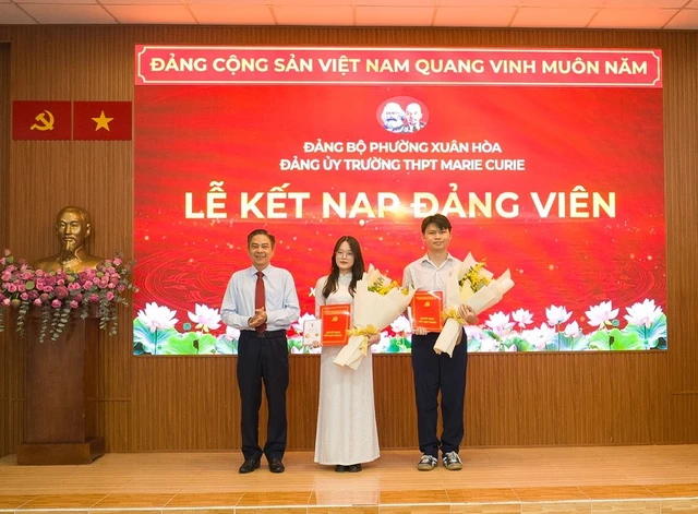 2 học sinh Trường THPT Marie Curie được kết nạp Đảng trong ngày sinh nhật Bác - Ảnh 1.