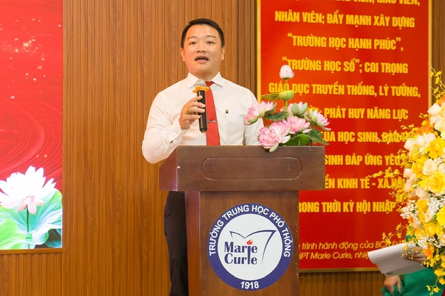 2 học sinh Trường THPT Marie Curie được kết nạp Đảng trong ngày sinh nhật Bác - Ảnh 2.