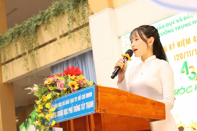 Nữ sinh Tây Thạnh bật khóc cảm ơn ba mẹ tại lễ kết nạp Đảng tuổi 18 - Ảnh 6.