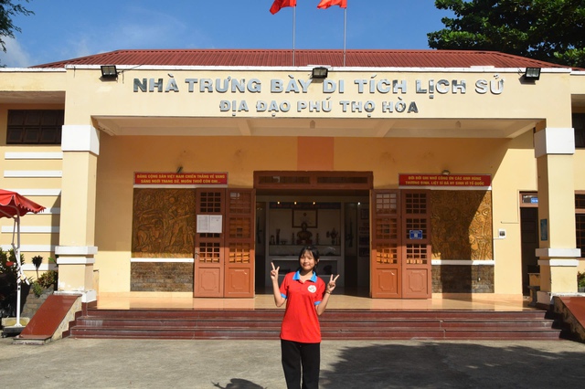 Nữ sinh Tây Thạnh bật khóc cảm ơn ba mẹ tại lễ kết nạp Đảng tuổi 18 - Ảnh 4.