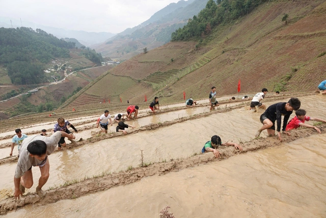 In Vietnam, race sends runners scrambling over flooded rice terraces- Ảnh 4.