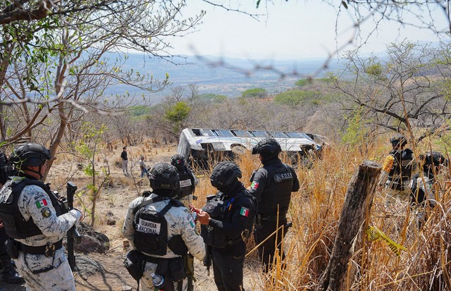 At least 11 dead in western Mexico after bus careens off highway - Ảnh 4.