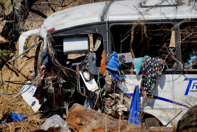 At least 11 dead in western Mexico after bus careens off highway - Ảnh 3.