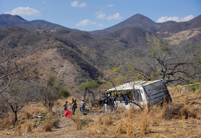 At least 11 dead in western Mexico after bus careens off highway - Ảnh 1.