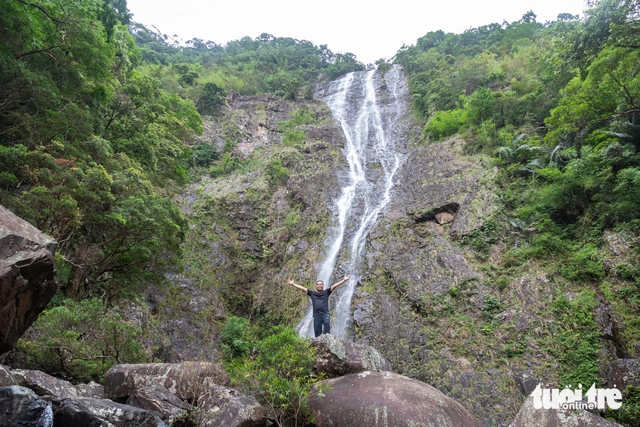 Hidden waterfall deep in Vietnam’s Truong Son jungle rewards one-day trek through primary forest- Ảnh 1.