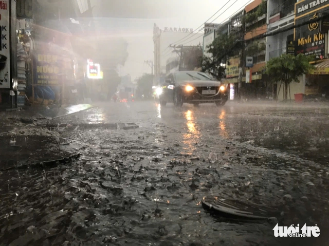 Ho Chi Minh City sees heavy rain after prolonged heat, thunderstorms expected to persist- Ảnh 4.