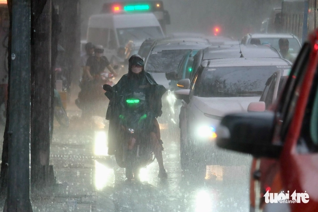 Ho Chi Minh City sees heavy rain after prolonged heat, thunderstorms expected to persist- Ảnh 1.