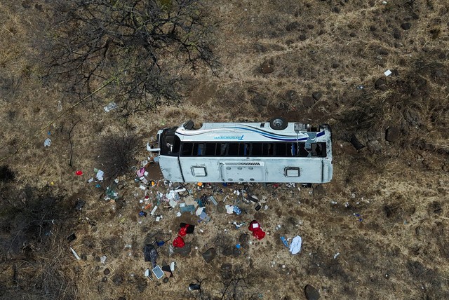At least 11 dead in western Mexico after bus careens off highway - Ảnh 2.