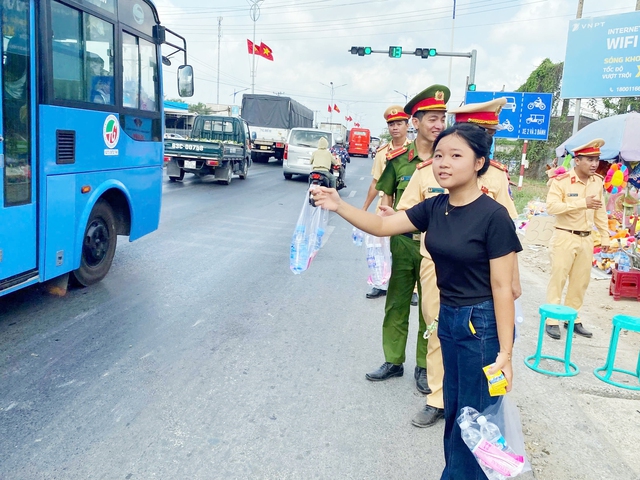 Đội viên thiếu nhi lan tỏa những hành động đẹp trong dịp đại lễ - Ảnh 3.