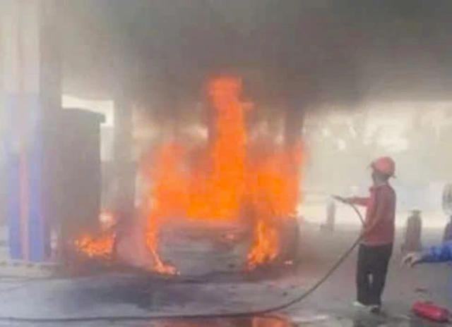 Fire from car carrying batteries kills 2 at Da Nang gas station- Ảnh 1.