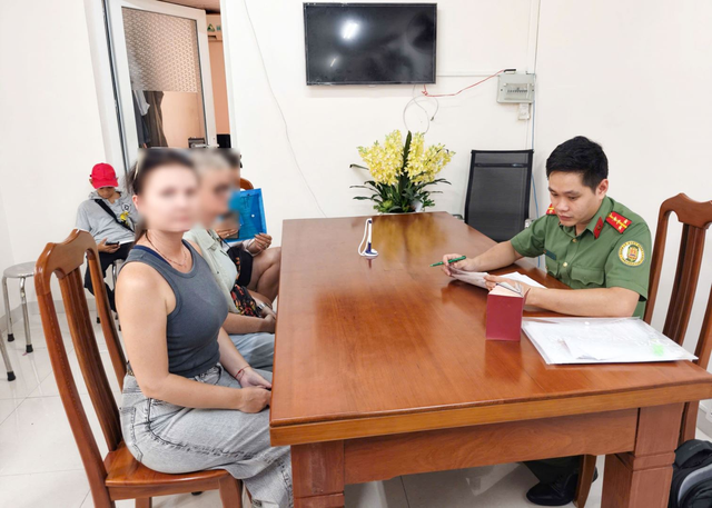 Vietnam’s Khanh Hoa deports 8 foreigners for immigration violations - Ảnh 1.