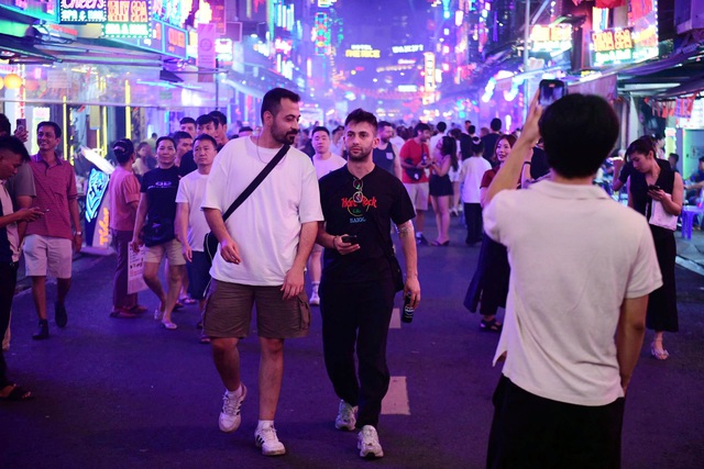 Ho Chi Minh City seeks new drive for nighttime economy - Ảnh 1.