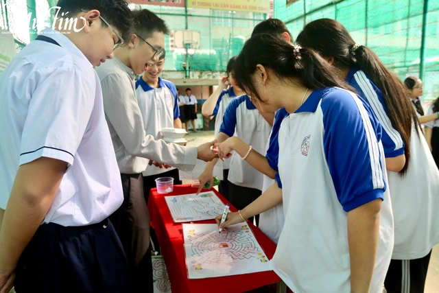 Trường THPT Trần Hữu Trang biến giờ ra chơi thành sân chơi sôi động - Ảnh 3.