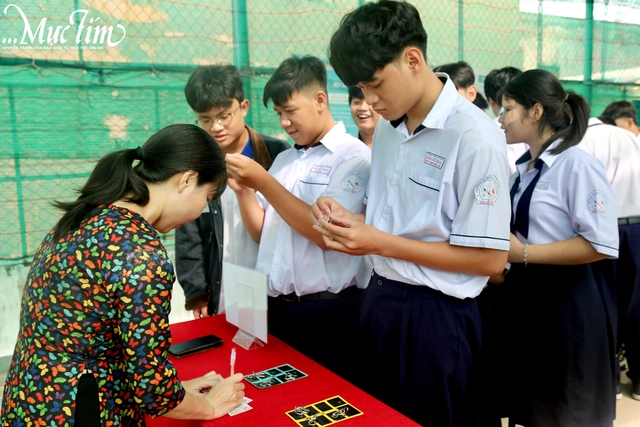 Trường THPT Trần Hữu Trang biến giờ ra chơi thành sân chơi sôi động - Ảnh 4.