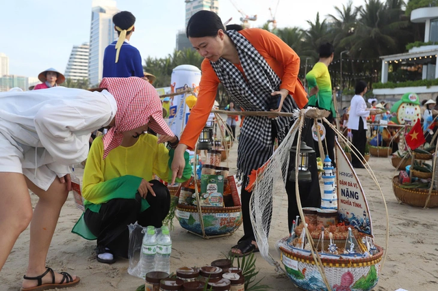 Over 70 shoulder-pole vendors parade along Da Nang beach for food festival opening- Ảnh 4.
