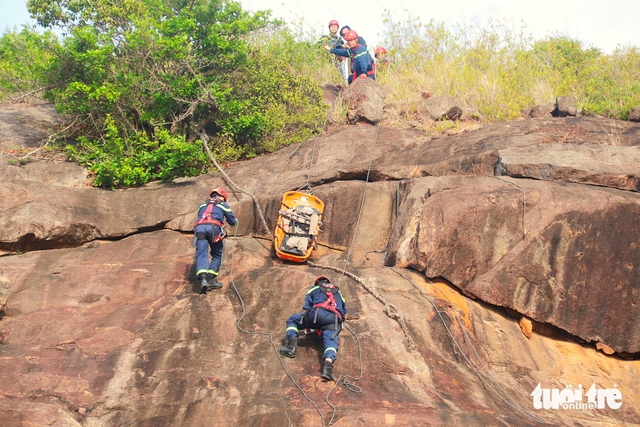 Da Nang stages rescue drill on Son Tra Peninsula- Ảnh 1.