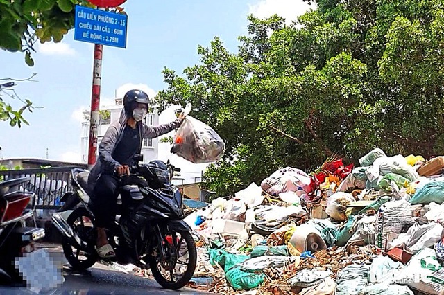 Illegal dumping persists across Ho Chi Minh City despite warnings, surveillance- Ảnh 1.