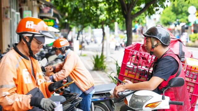 In Vietnam, e-commerce platforms race to raise fees, leaving sellers in distress- Ảnh 1.