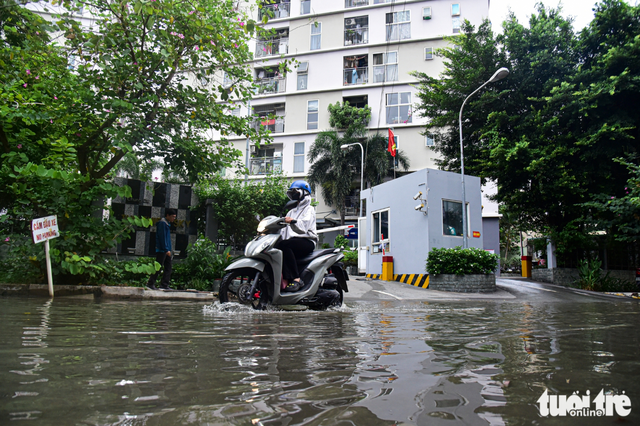 Flooding persists near apartment building in Ho Chi Minh City’s Thao Dien - Ảnh 1.