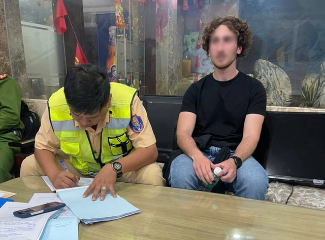 Foreign tourists criticized for disruptive behavior, disrespect for Vietnamese laws in Da Nang- Ảnh 1. Foreign tourists criticized for disruptive behavior, disrespect for Vietnamese laws in Da Nang- Ảnh 1.