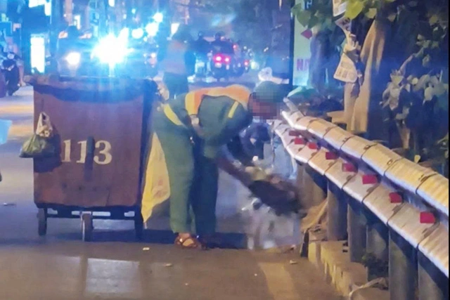Ho Chi Minh City sanitation company apologizes after worker caught dumping garbage into canal- Ảnh 1. Ho Chi Minh City sanitation company apologizes after worker caught dumping garbage into canal- Ảnh 1.