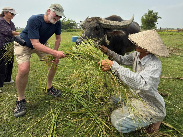 Foreign tourists criticized for disruptive behavior, disrespect for Vietnamese laws in Da Nang- Ảnh 2. Foreign tourists criticized for disruptive behavior, disrespect for Vietnamese laws in Da Nang- Ảnh 2.