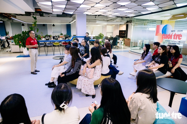 RMIT University Vietnam students visit Tuoi Tre newspaper to explore news production in AI era- Ảnh 10.